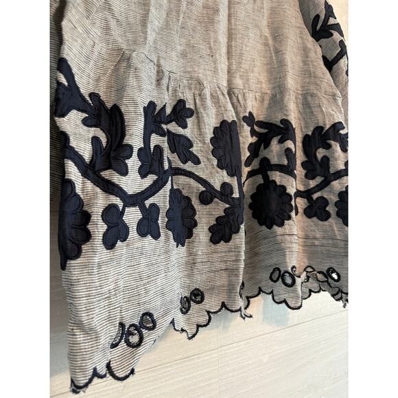 Rose & Rose Kitt Charcoal Trellis Applique Baloon Sleeve Top - Picture 7 of 8